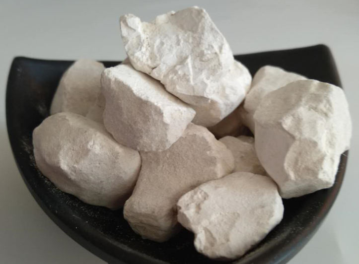 生石灰燒完還要磨粉嗎？生石灰塊磨粉機(jī)